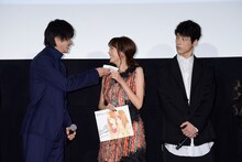 幸田もも子からの手紙と色紙に涙する桐谷美玲（中央）に、ハンカチを差し出す山崎賢人（左）。