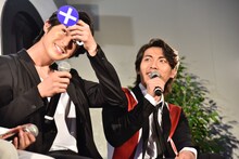 （左から）西門総二郎役の真剣佑、美作あきら役の上山竜治。