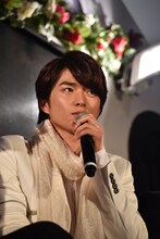 花沢類役の白洲迅