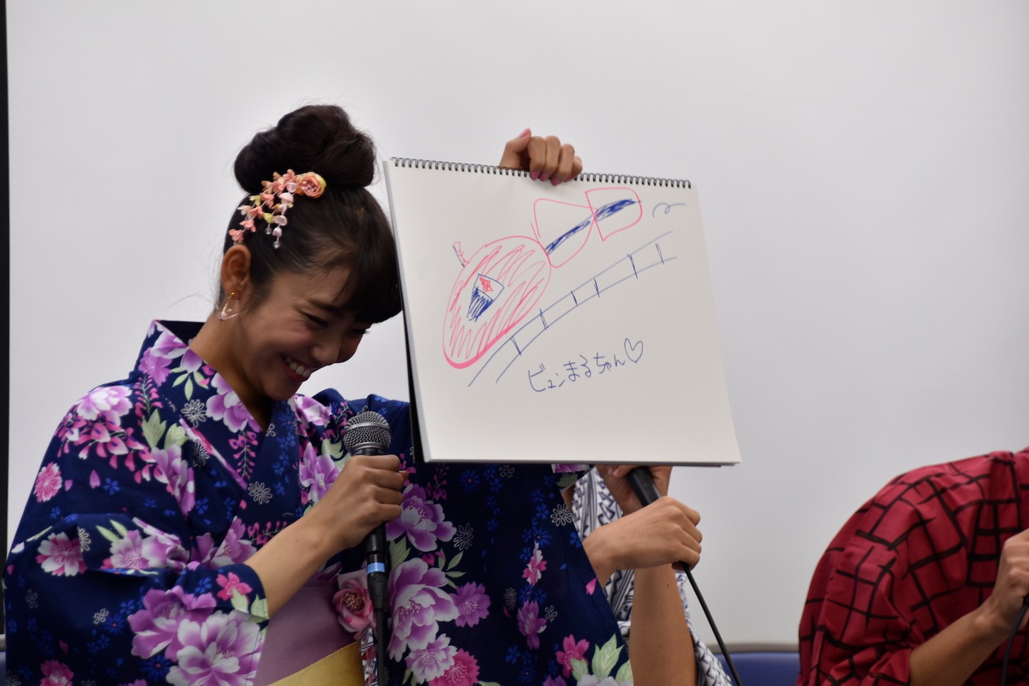 山谷花純が描いたビュンマル。よく見るとモモニンジャーも描いてあるのがポイントだという。