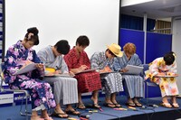 それぞれ真剣に絵を描くニンニンジャーたち。