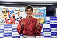 ピースを決める西川俊介。