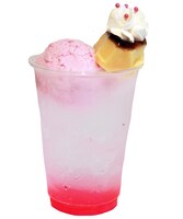 ちびうさドリンクはサイダー、ピーチシロップ、イチゴアイス、プリン、ホイップクリーム、アラザンを使用。550円。