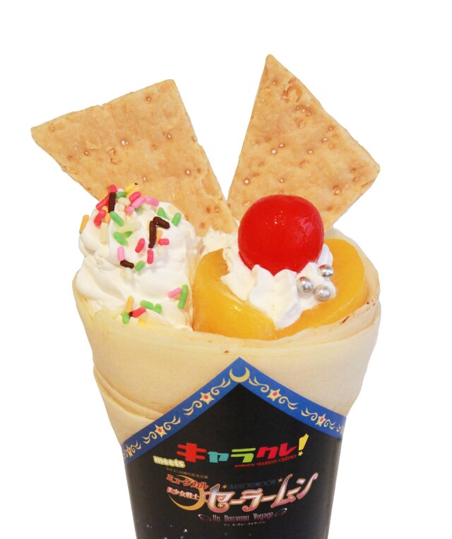 ムーンキャラクレ！はホイップクリーム、ミルフィーユパイ、ピーチ、チェリー、アラザン、カラースプレーを使用。650円。
