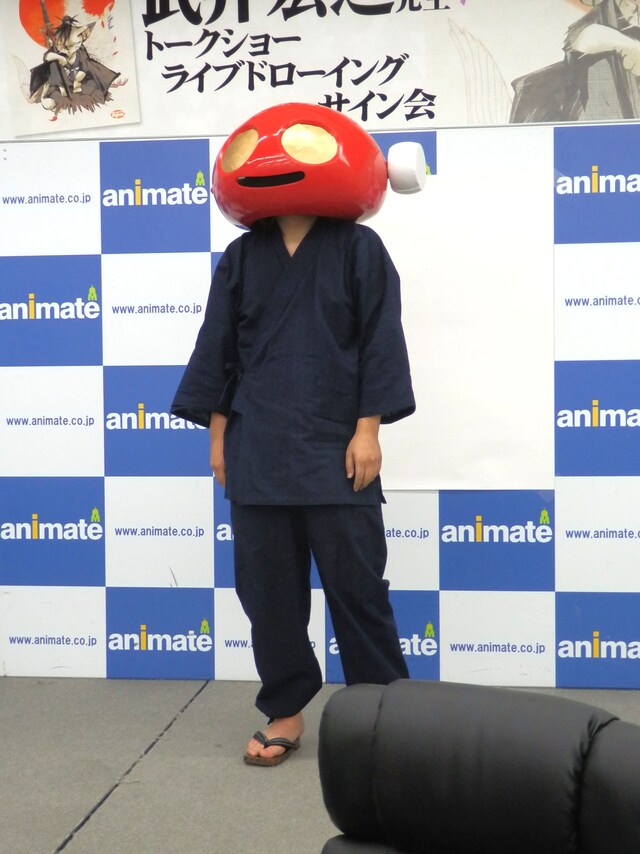 自作のマスク「よりティブ」を装着した武井宏之。