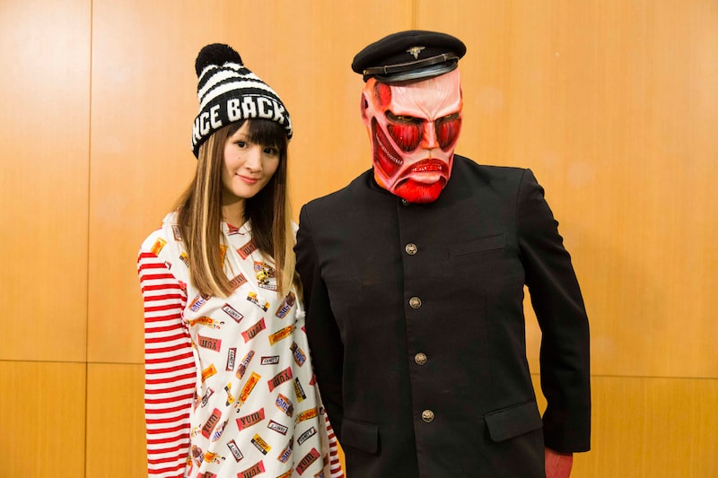 「サシャがひとりで○○してみた!!」コーナーの出演者。左から小林ゆう（サシャ役）、巨人くん。