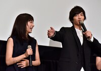 写真左から芳根京子、志尊淳。