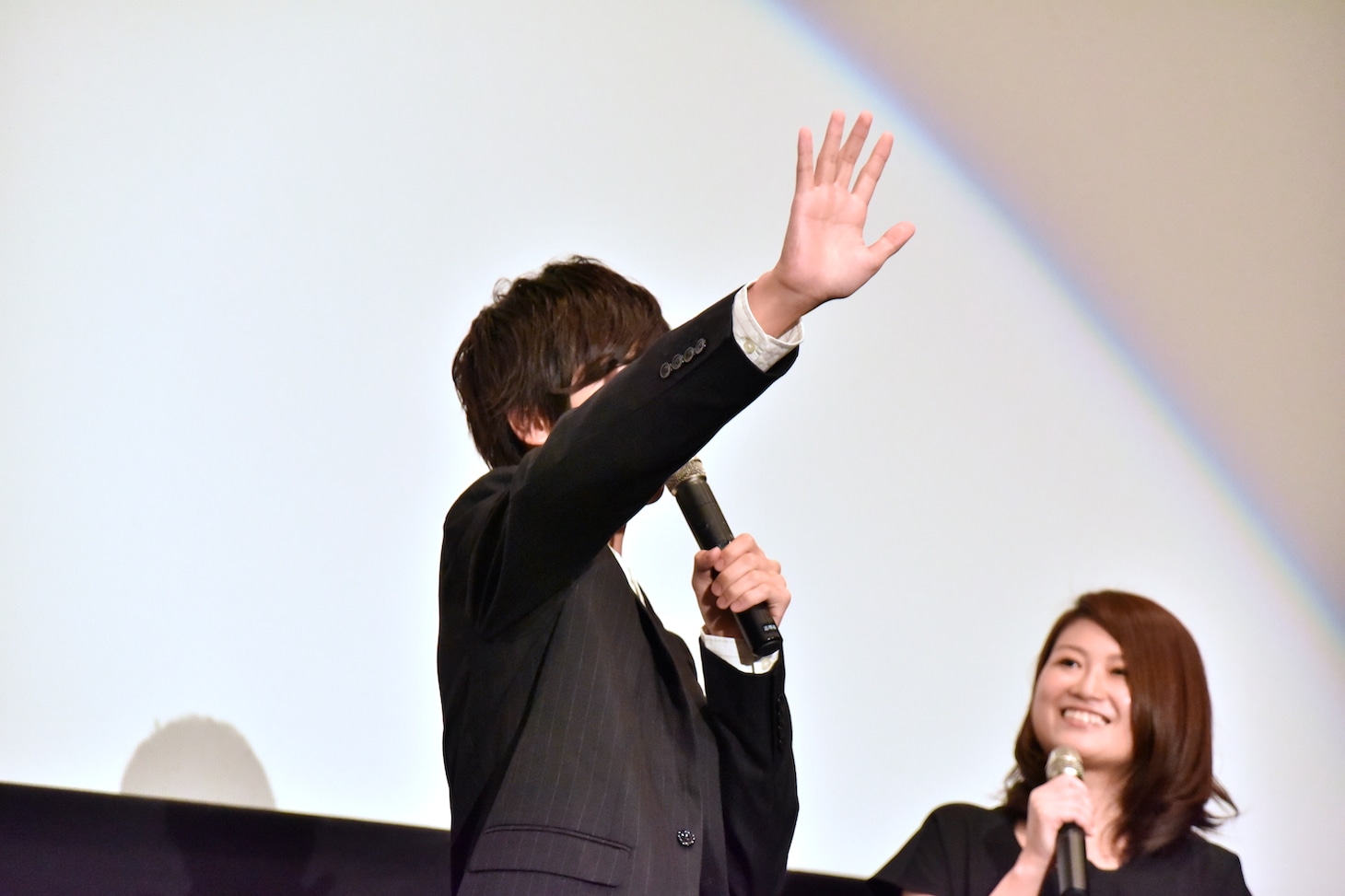窓ドンを実演する志尊。