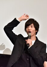 好きな女性の仕草を「髪を結ぶ瞬間」だと語り、「前にピョンとなっているのでもいい」と説明する志尊淳。