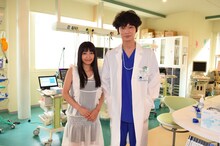 miwaと鴻鳥サクラ役の綾野剛。(c)TBS