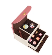 チョコレートは引き出し付き限定コフレに収納され届けられる。