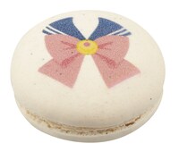 「セーラームーンコスチューム」柄のマカロン。