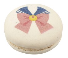 「セーラームーンコスチューム」柄のマカロン。