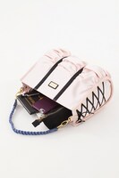 駒鳥シエルモデルのバッグ。