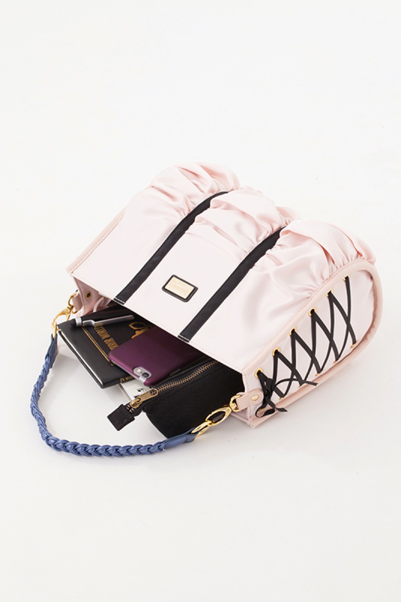 駒鳥シエルモデルのバッグ。