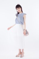 パンプスとバッグの着用例。