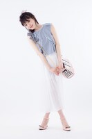 パンプスとバッグの着用例。