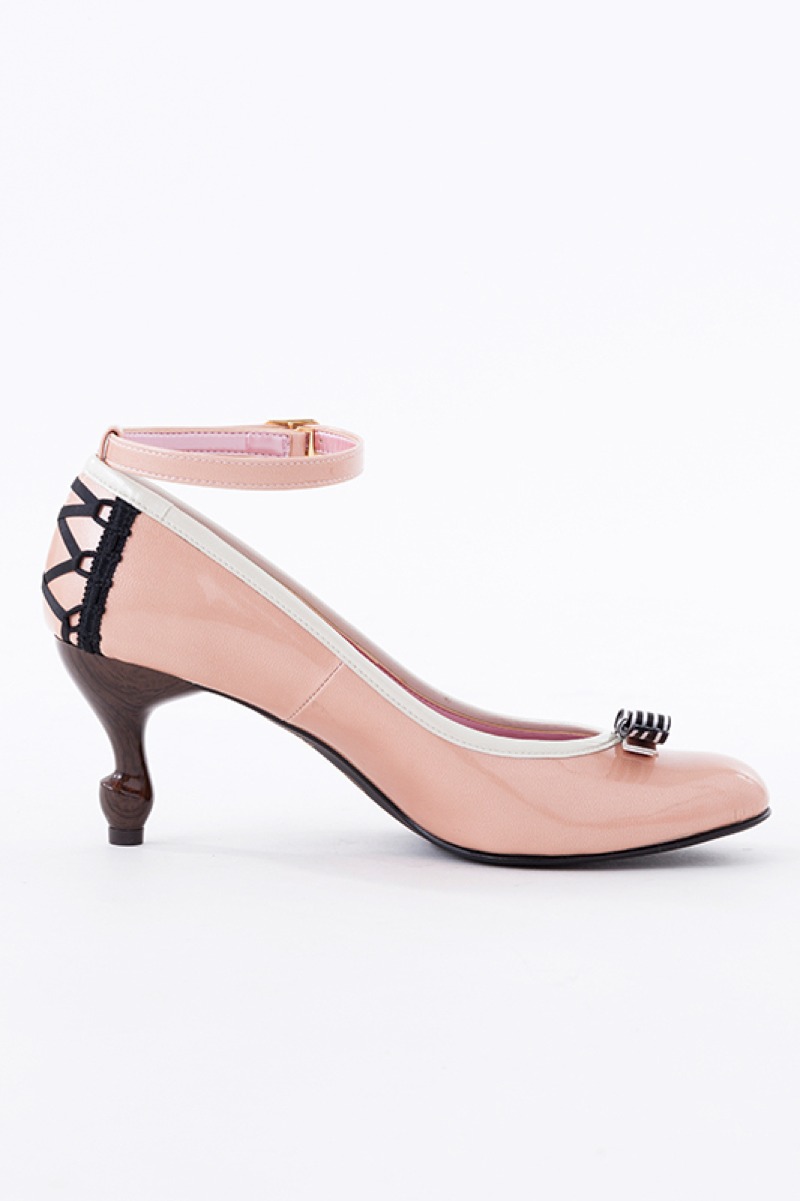 駒鳥シエルモデルのパンプス。