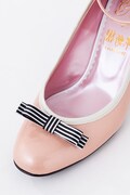 駒鳥シエルモデルのパンプス。