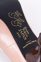駒鳥シエルモデルのパンプス。