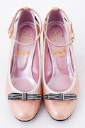 駒鳥シエルモデルのパンプス。