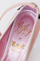 駒鳥シエルモデルのパンプス。