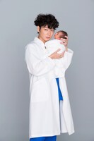 綾野剛演じる主人公・産科医の鴻鳥サクラ。