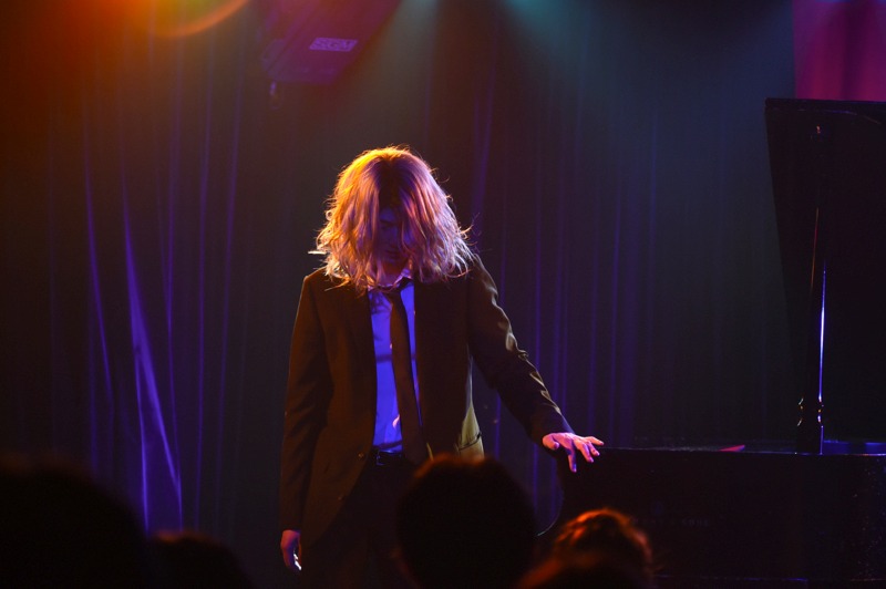 BABYの演奏シーンより。