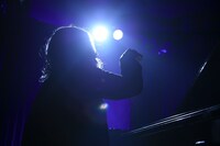 BABYの演奏シーンより。