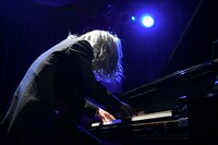 BABYの演奏シーンより。