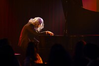 BABYの演奏シーンより。