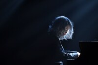 BABYの演奏シーンより。