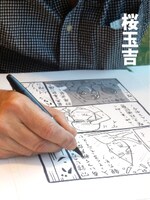 月刊コミックビーム創刊20周年記念フェア開催店に掲出されているポスターより。写真に写っているのは桜玉吉の手。