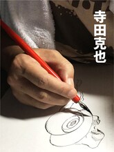 月刊コミックビーム創刊20周年記念フェア開催店に掲出されているポスターより。写真は寺田克也の手。作家によりペンの持ち方、利き手などが異なる点にも注目だ。