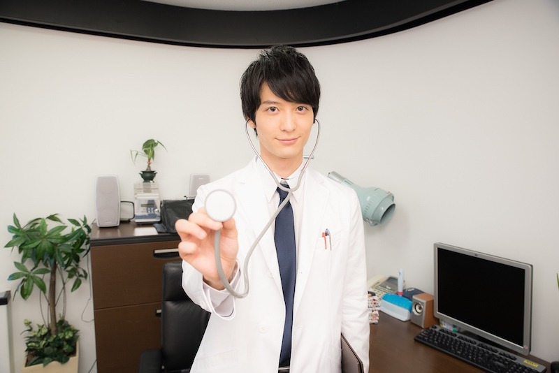 間黒男役の梅原裕一郎。