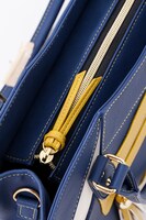 三日月宗近モデルのバッグ。