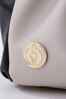 小狐丸モデルのバッグ。