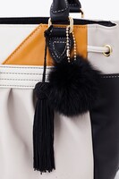 小狐丸モデルのバッグ。