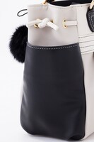 小狐丸モデルのバッグ。