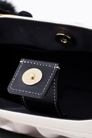 小狐丸モデルのバッグ。