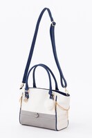 鶴丸国永モデルのバッグ。