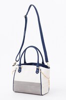 鶴丸国永モデルのバッグ。