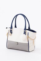 鶴丸国永モデルのバッグ。