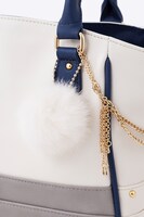 鶴丸国永モデルのバッグ。