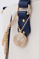 鶴丸国永モデルのバッグ。