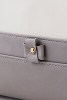 鶴丸国永モデルのバッグ。