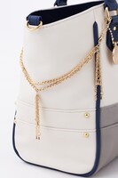 鶴丸国永モデルのバッグ。