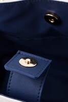 鶴丸国永モデルのバッグ。