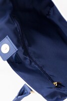 鶴丸国永モデルのバッグ。