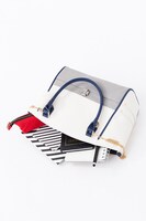 鶴丸国永モデルのバッグ。